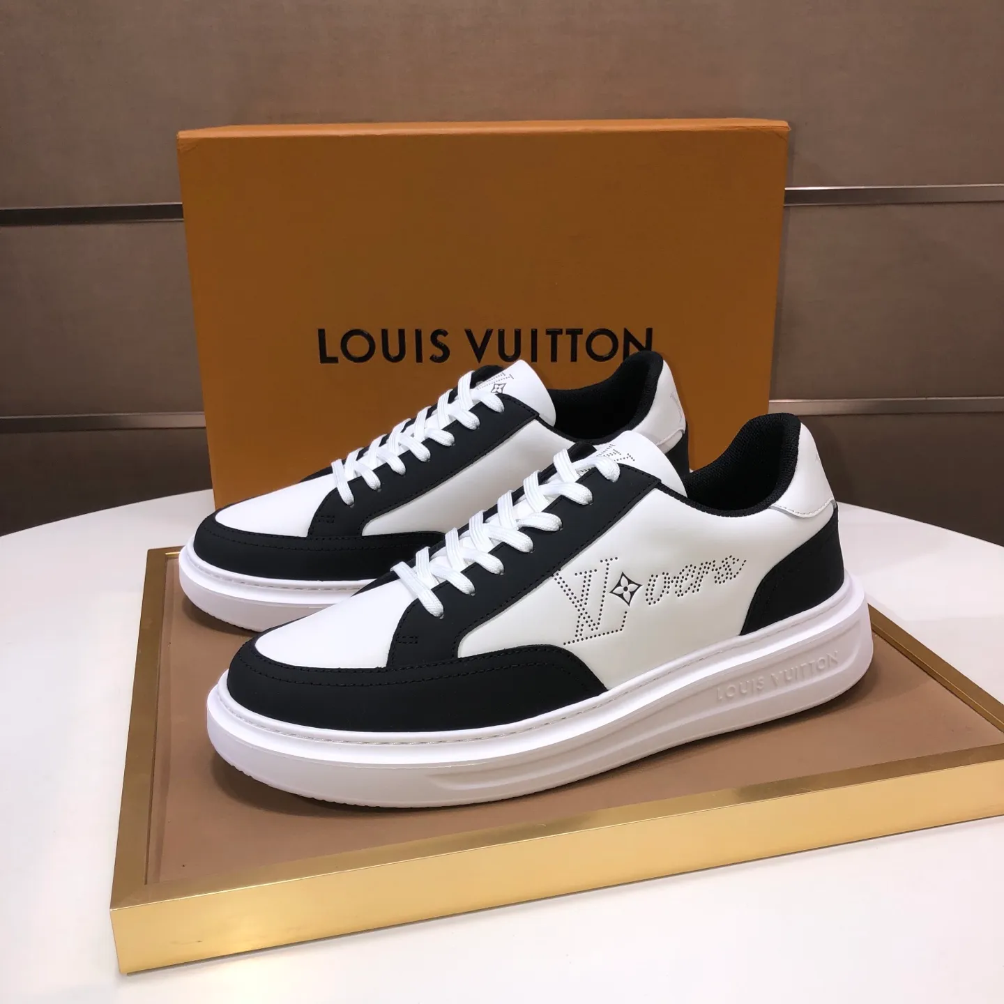 Factory batch 640💰original development, quality shipment, welcome to compare - LV sneaker series sports shoes introduce the loose silhouette of the ready-to-wear series into the spring and summer men's wear shows and make an eye-catching appearance. The cow leather upper is combined with rough fabric laces, and colorful beading highlights the brand's classic elements. LV letters mark the tongue and Monogram floral outsole. Mixed materials Made of top-grain cowhide, thick shoelace design, large Monogram print on the side, mesh lining and cotton feet, the comfort is as extreme as ever, premium heritage, quality first, worth owning! Size: Men’s 38-45 (45 is custom-made and cannot be returned or exchanged)